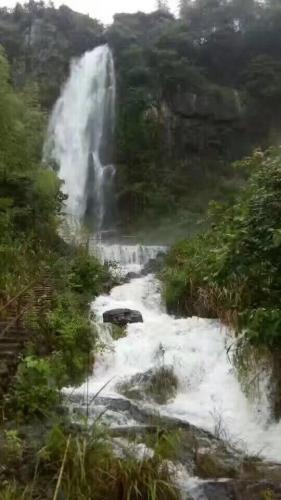 山間瀑布