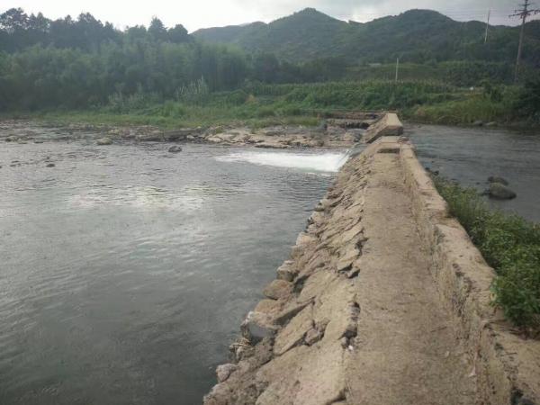 湖中水壩