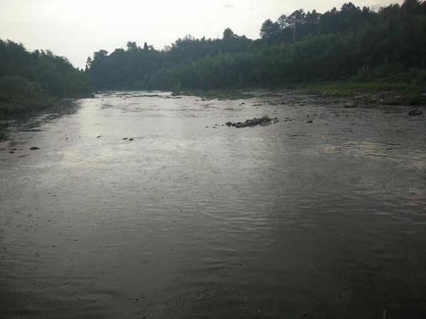 山間湖泊