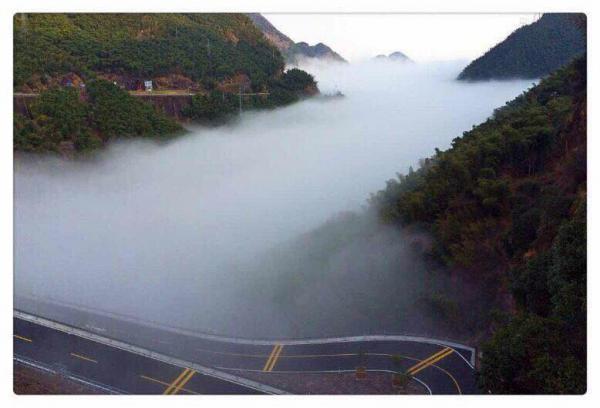 山間云霧