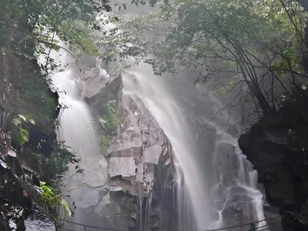 清涼的瀑布
