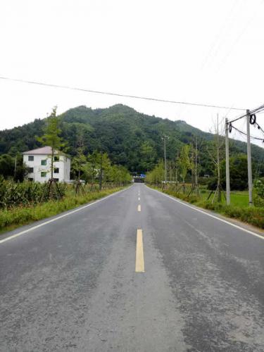 門口寬敞的馬路