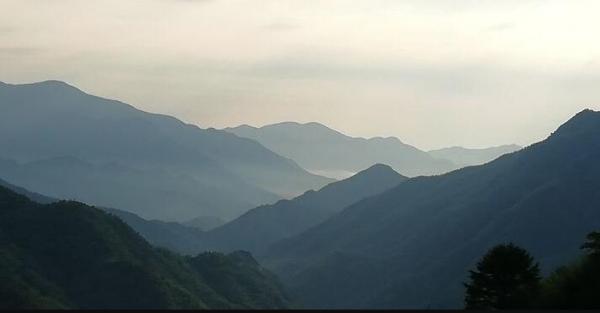 山間晨曦