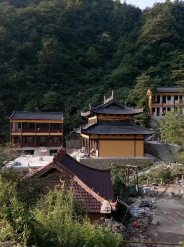 山間寺廟