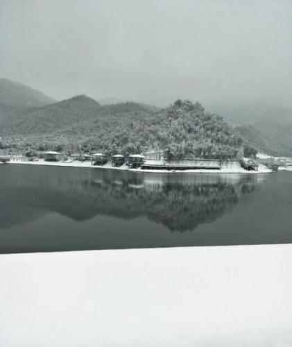遠觀湖面