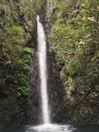 山間瀑布