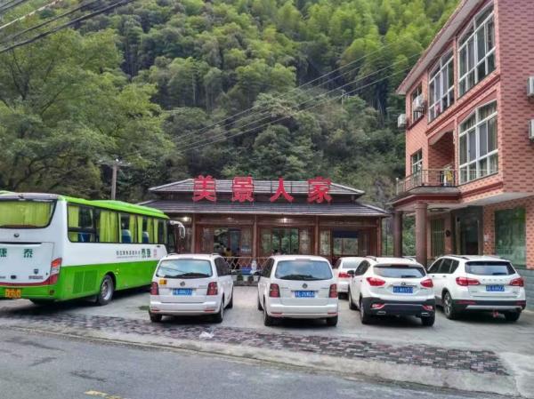 寬敞的停車位