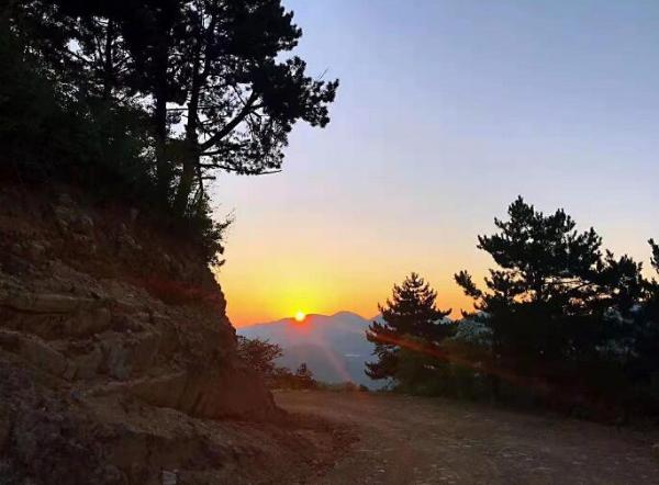山間余暉
