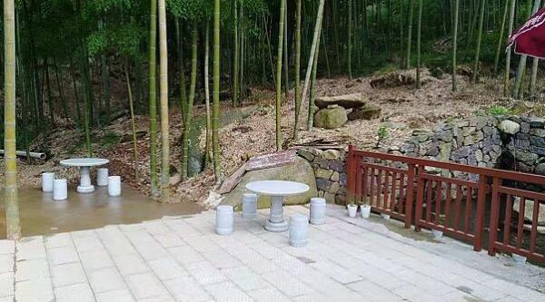 休息的石凳