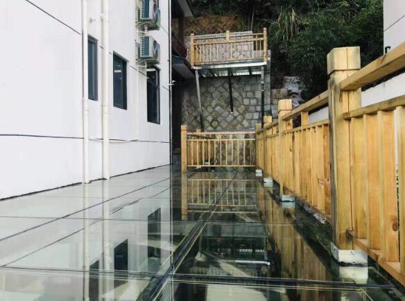 民宿的玻璃走道